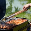 Kép 2/3 - Barbecook BC-ACC-7069 rozsdamentes acél fogó, gumifa nyél, 100% FSC, 40cm