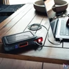 Kép 4/4 - NEBO NEB-PST-0004-G Rambler PS100, PowerBank, 95,9 Wh, 2x USB-A (2,4 A), 1x USB-C PD (45W), szolárpanel kompatibilis, 385 lm lámpa