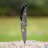 Kép 3/4 - True Utility Skeletonknife, TU571K, 4 cm rozsdamentes acél penge, eloxált alumínium tok, karabiner rögzítési pont, jobb és balkezes