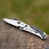 Kép 4/4 - True Utility Skeletonknife, TU571K, 4 cm rozsdamentes acél penge, eloxált alumínium tok, karabiner rögzítési pont, jobb és balkezes