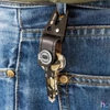 Kép 5/6 - True Utility Keyshackle, TU921, 7 in 1, multifunkcionális szerszám, csavarhúzó, fekete titániumbevonatú karabiner , valódi bőr