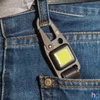 Kép 4/6 - True Utility Cliplite, TU918, kulcstartó karabiner, tölthető lámpa, 4 funkció, 47 lm COB LED, Li-ion, marhabőr szíj, rozsdamentes acélváz