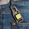 Kép 4/6 - True Utility Cliplite, TU918, kulcstartó karabiner, tölthető lámpa, 4 funkció, 47 lm COB LED, Li-ion, marhabőr szíj, rozsdamentes acélváz