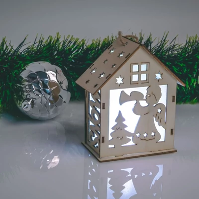 LED-es  asztaldísz, házikó fából, 6 féle design (58033)